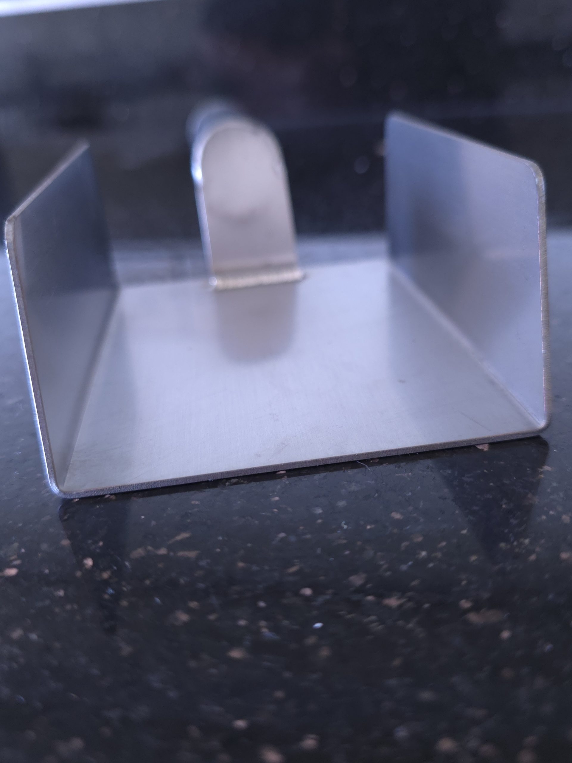 scoop gelato slicer customise 3. Scoopy dessert slicer lifting a clean portion of gelato cake